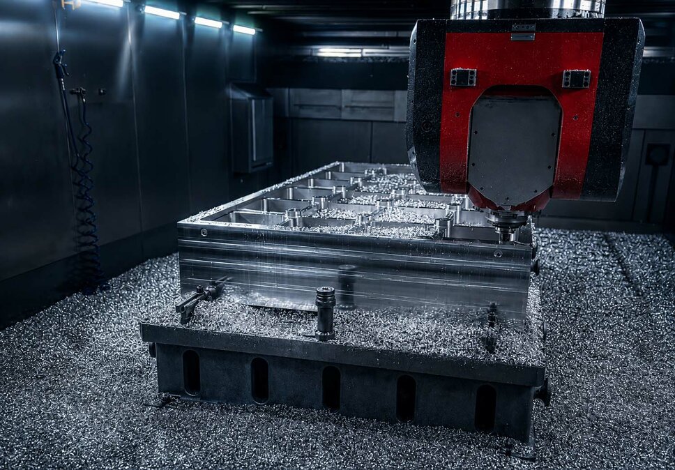 CNC-Fräsmaschine bei der präzisen Aluminiumbearbeitung eines großformatigen Werkstücks im Werkzeugbau.