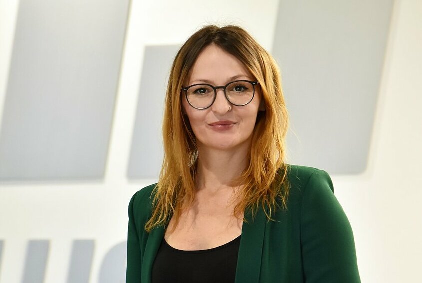 weba Werkzeugbau - Jasmina Tricic Porträt von Jasmina Tricic, Marketingleitung der weba Werkzeugbau in Dietach