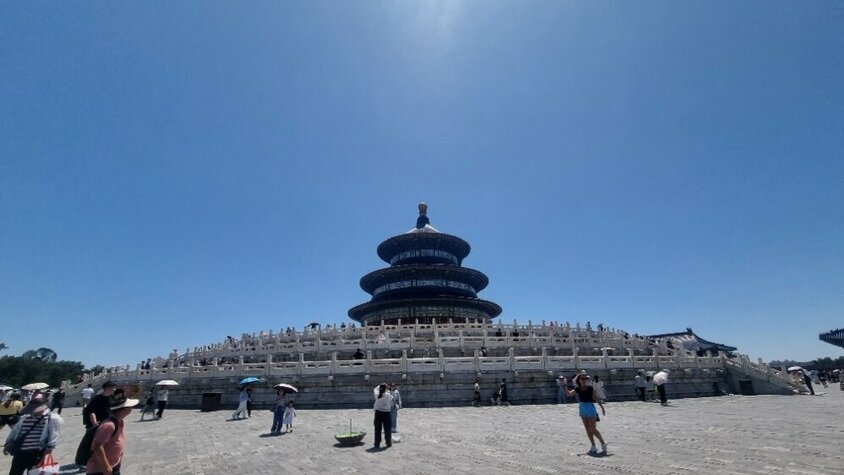 Blick auf den Himmelstempel in Peking unter strahlend blauem Himmel, mit Besuchern auf dem Vorplatz – ein Highlight aus Jan Wengryns Entdeckungstour durch China.
