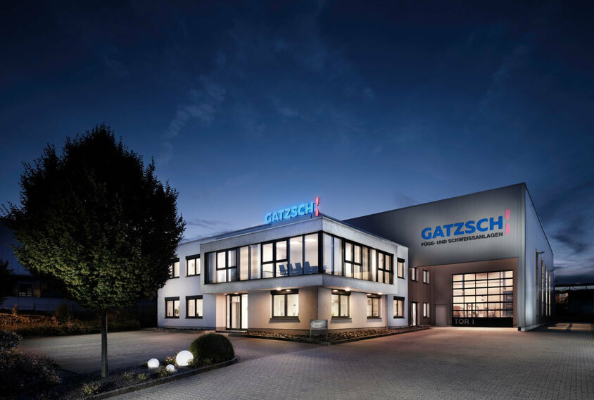 Budova společnosti Gatzsch Schweißtechnik GmbH za soumraku