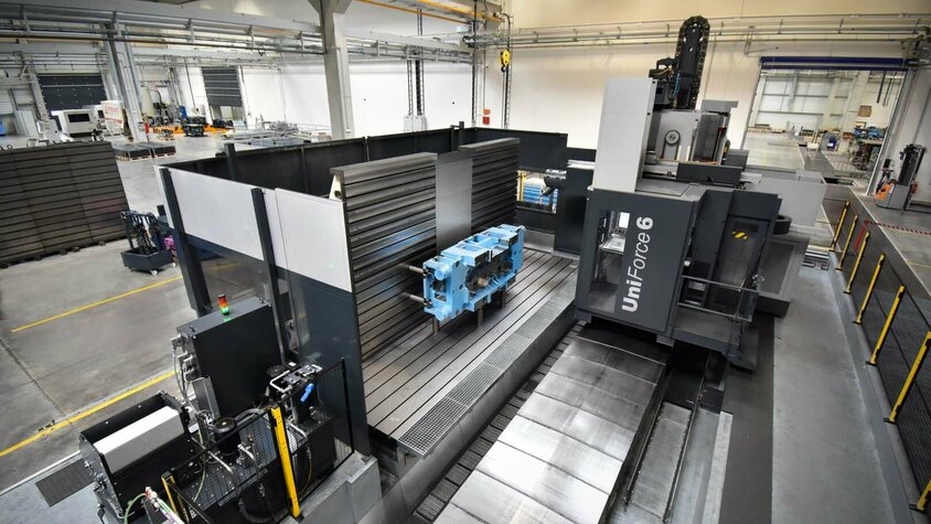 weba Werkzeugbau - Fahrständermaschine der extra Klasse für maximale Effizienz in der Zerspanung Ein Bearbeitungszentrum der Marke SHW beim Bearbeiten eines Gussteils.